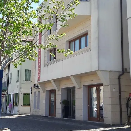 Hotel Leon Bianco 3*